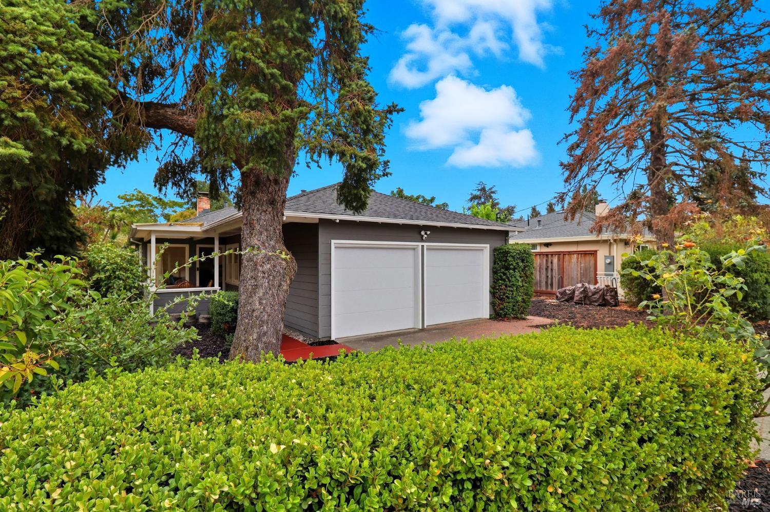 998 Simmons Ln