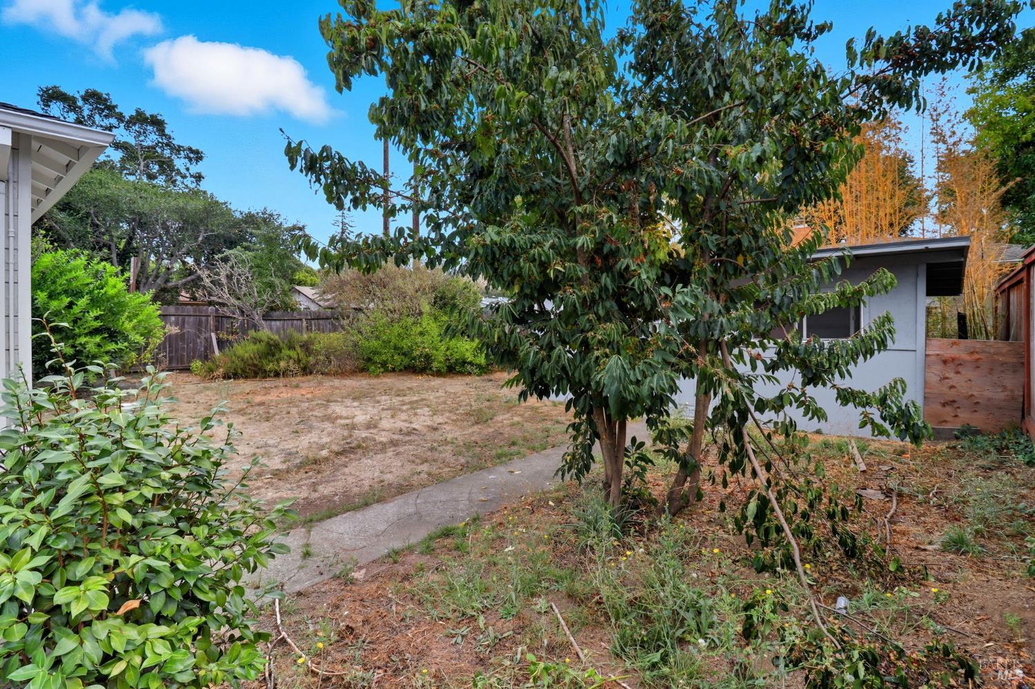 998 Simmons Ln