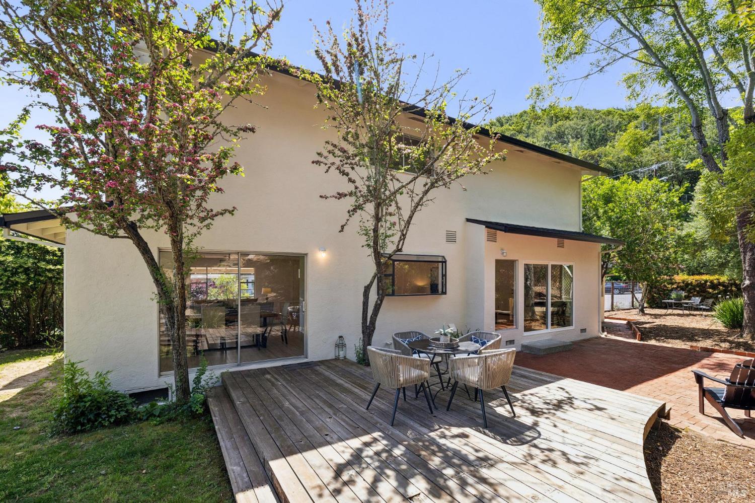 6 Lindenwood Court