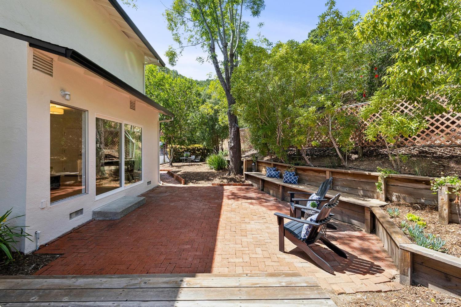 6 Lindenwood Court