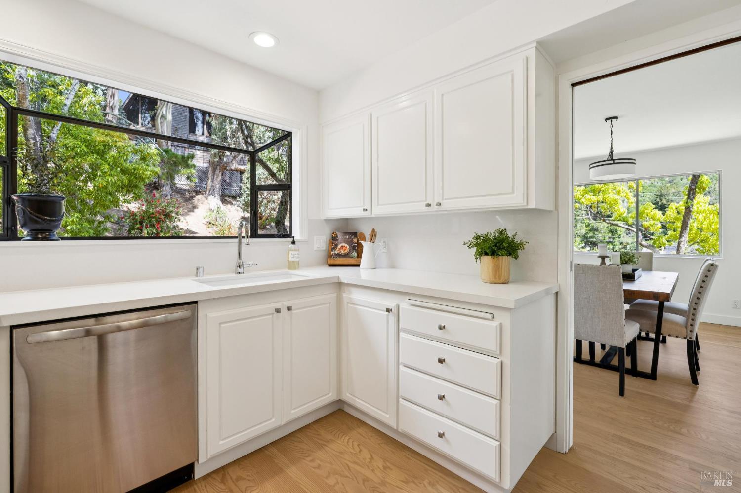 6 Lindenwood Court