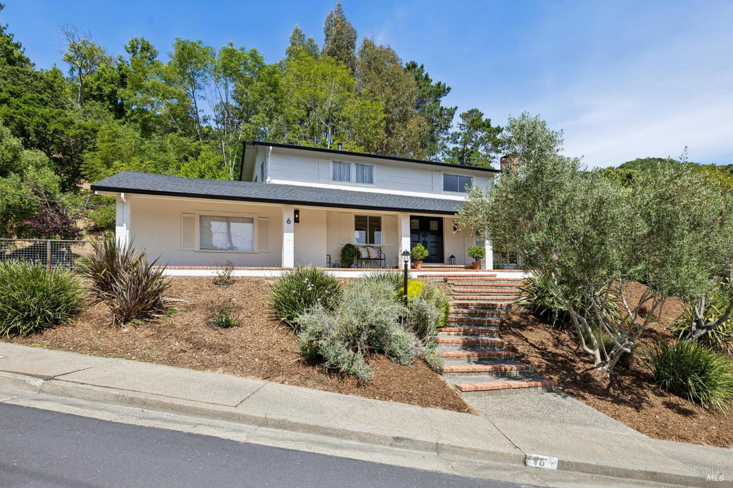 6 Lindenwood Court