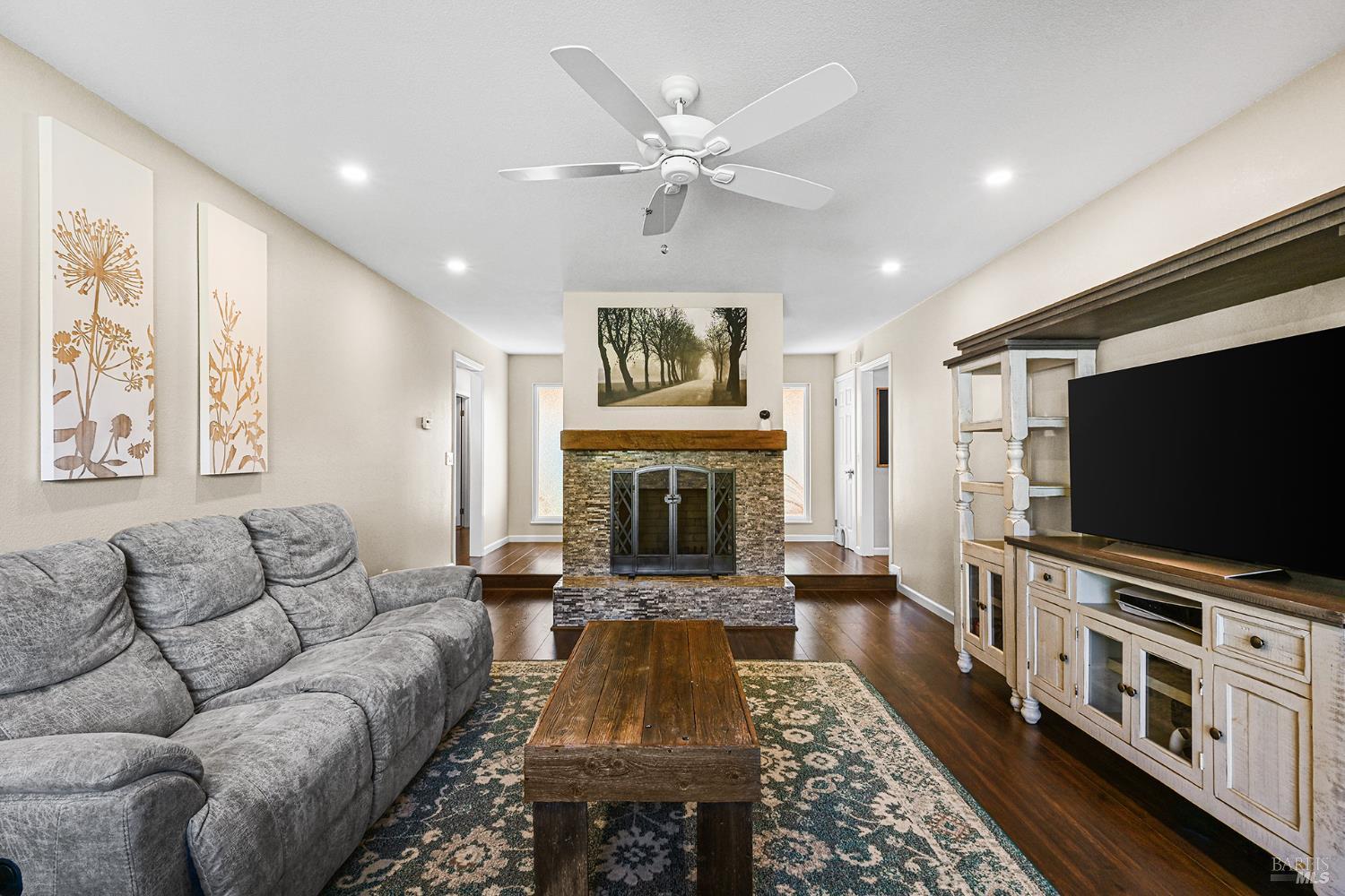 2412 Horseshoe Drive