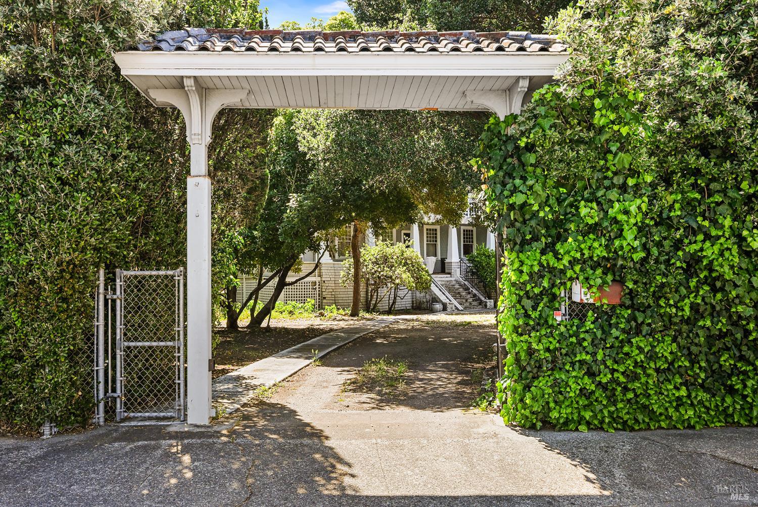 206 Saunders Avenue