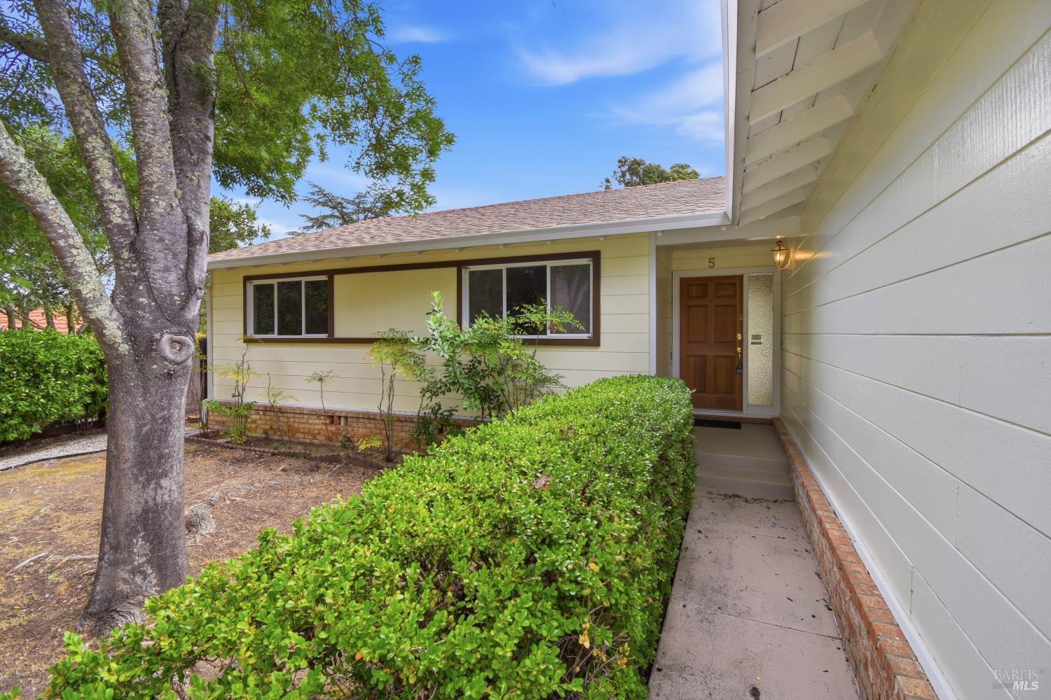 5 Sunny Oaks Drive