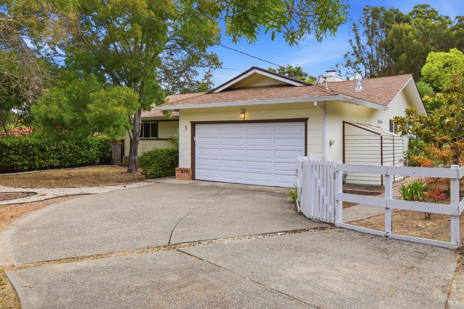 5 Sunny Oaks Drive