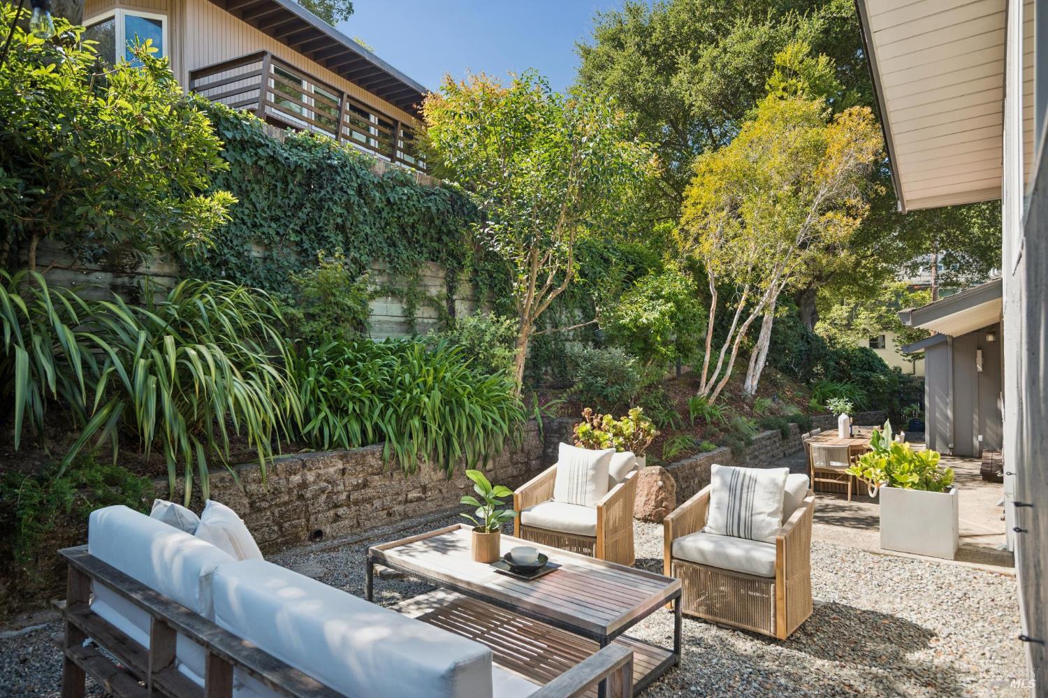 2 La Loma Court