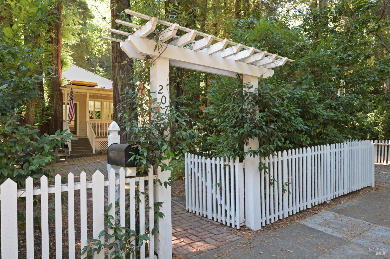 207 Madrone Avenue