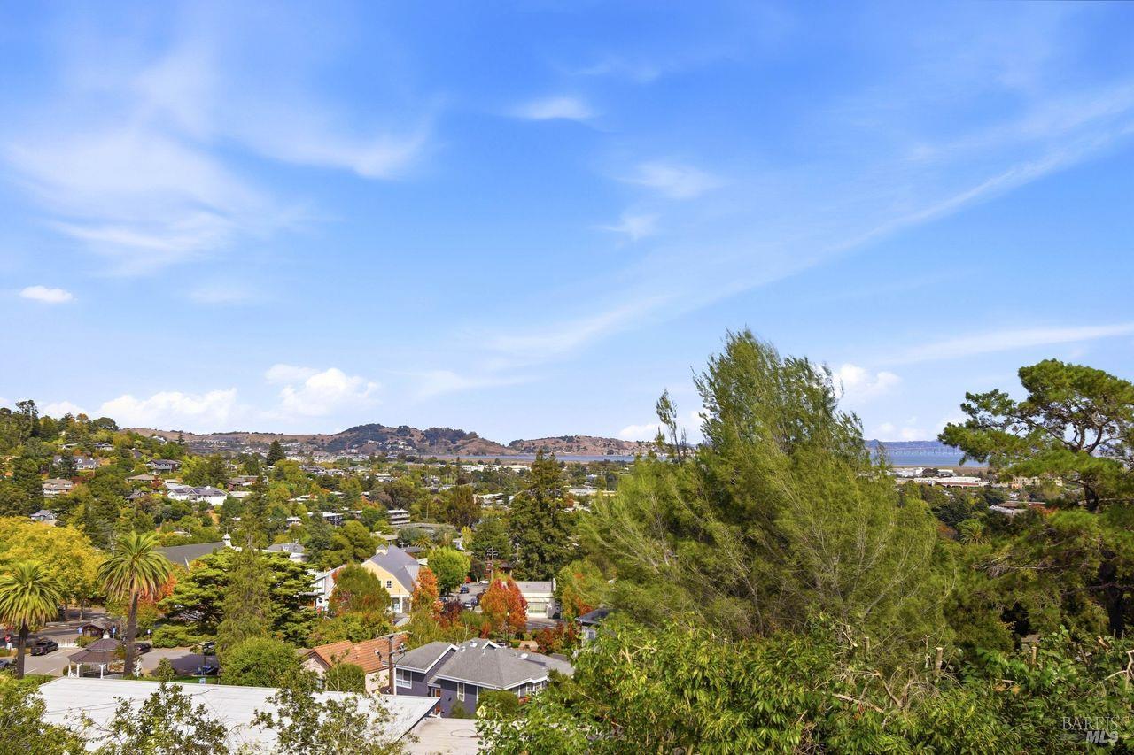 407 Redwood Avenue