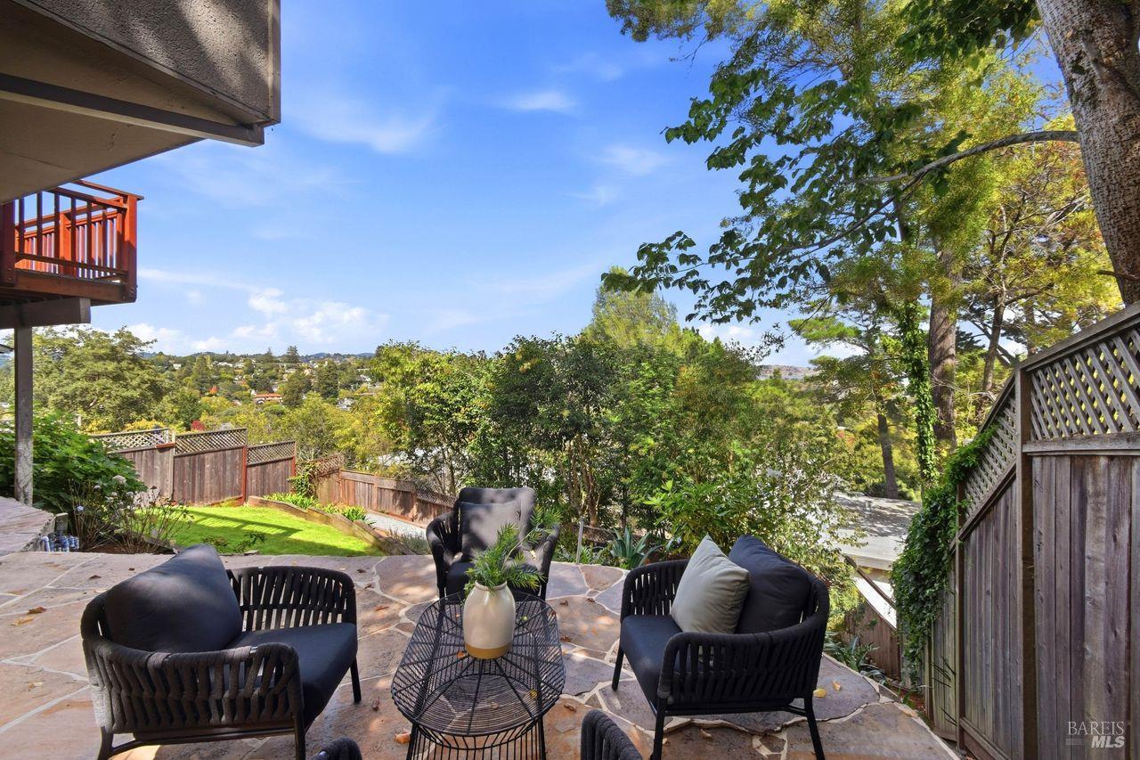 407 Redwood Avenue