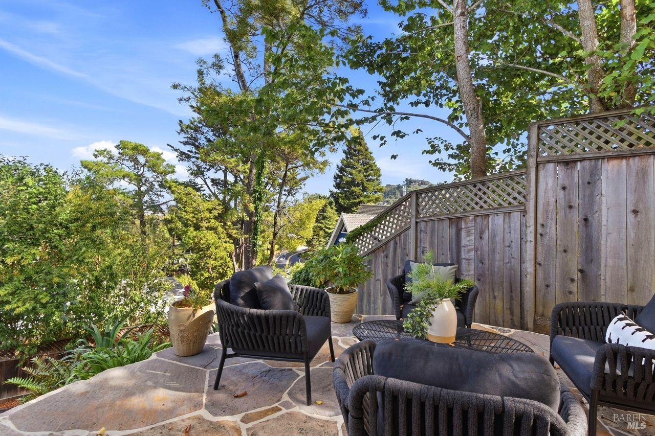 407 Redwood Avenue