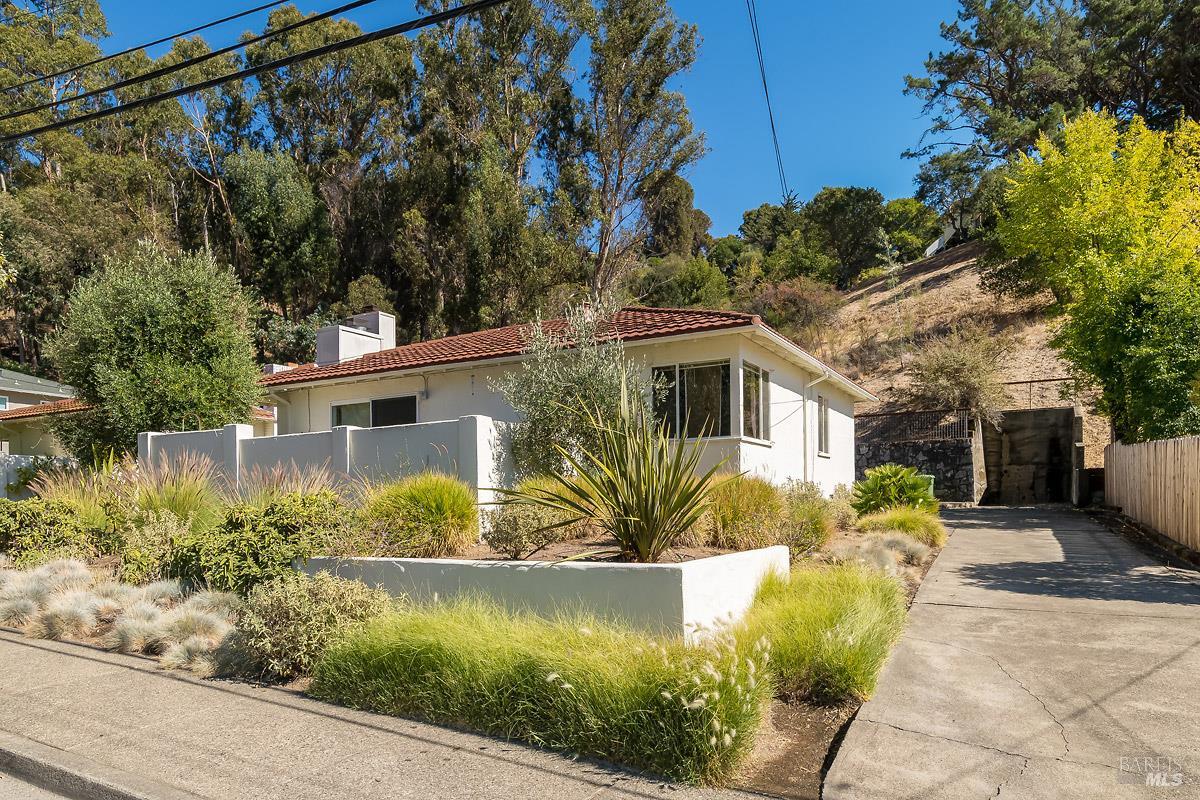 44 Elizabeth Way