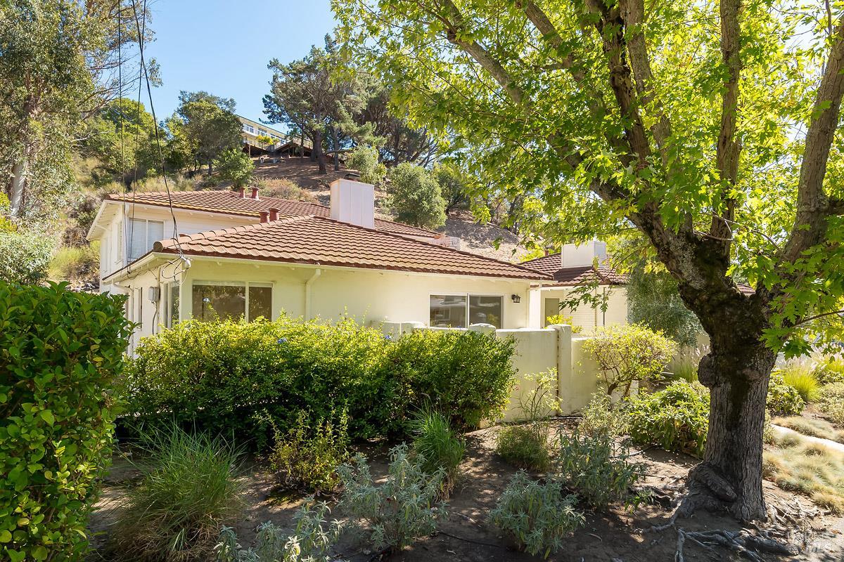 44 Elizabeth Way