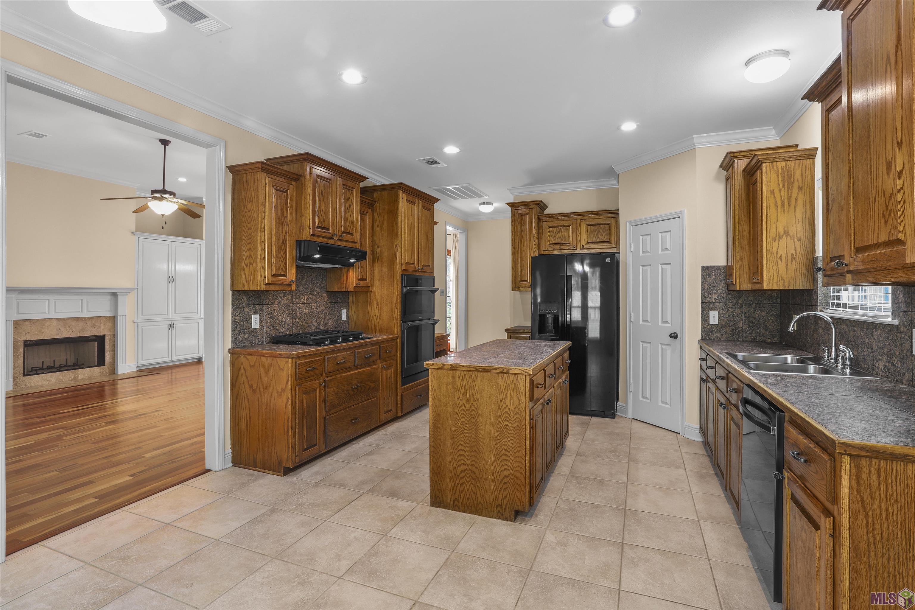 18196 Lake Harbor Ln