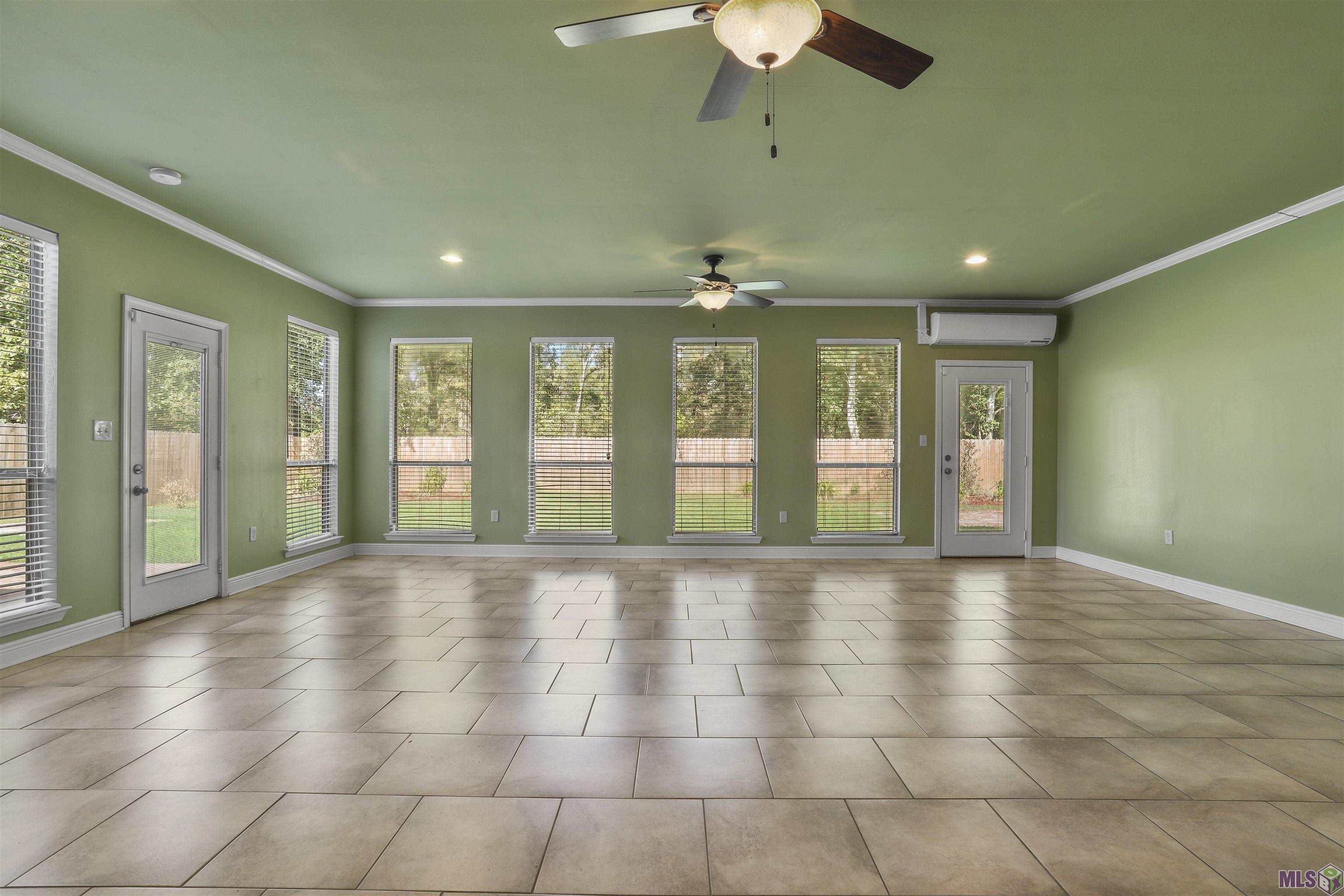 18196 Lake Harbor Ln