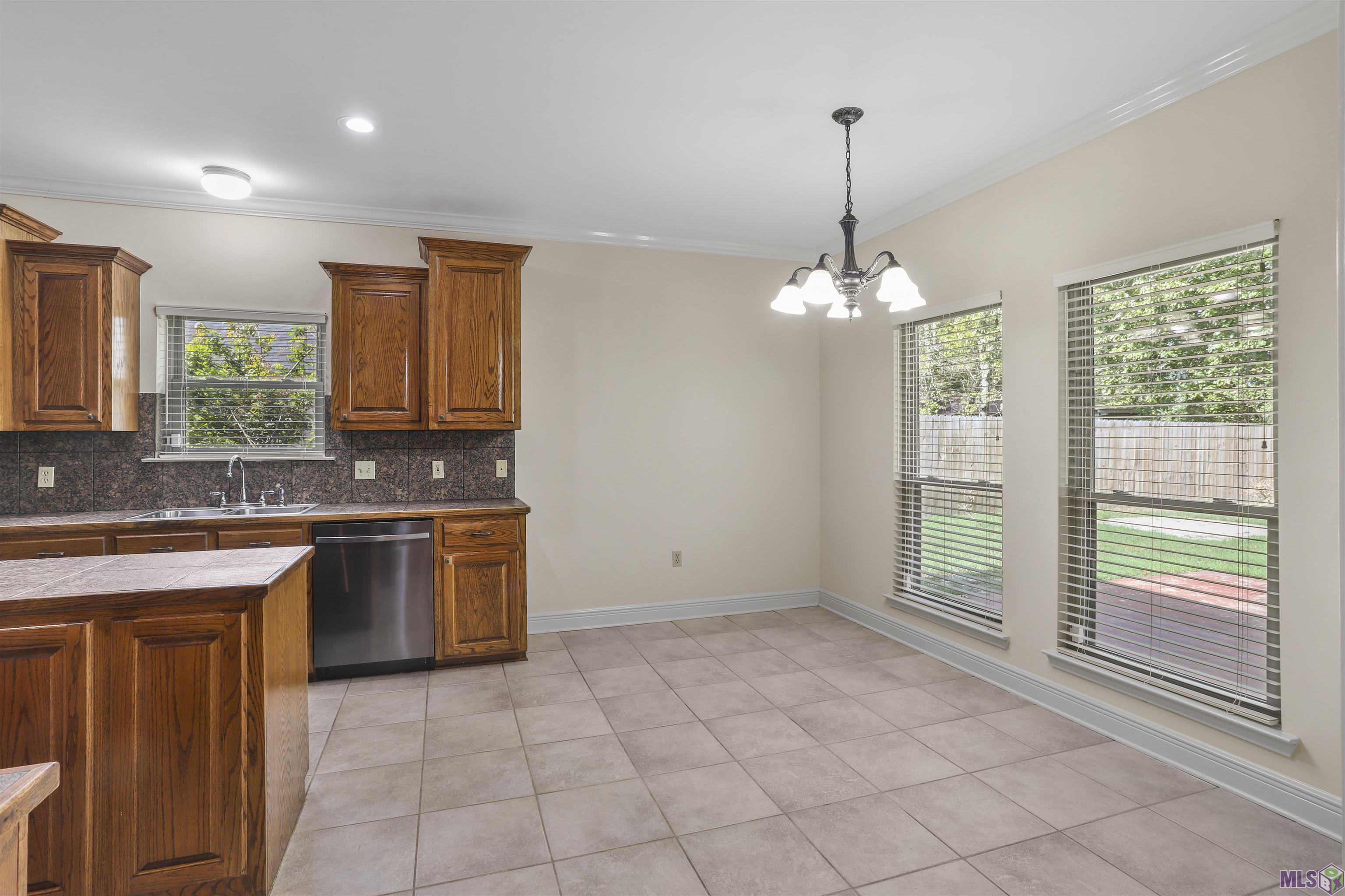 18196 Lake Harbor Ln