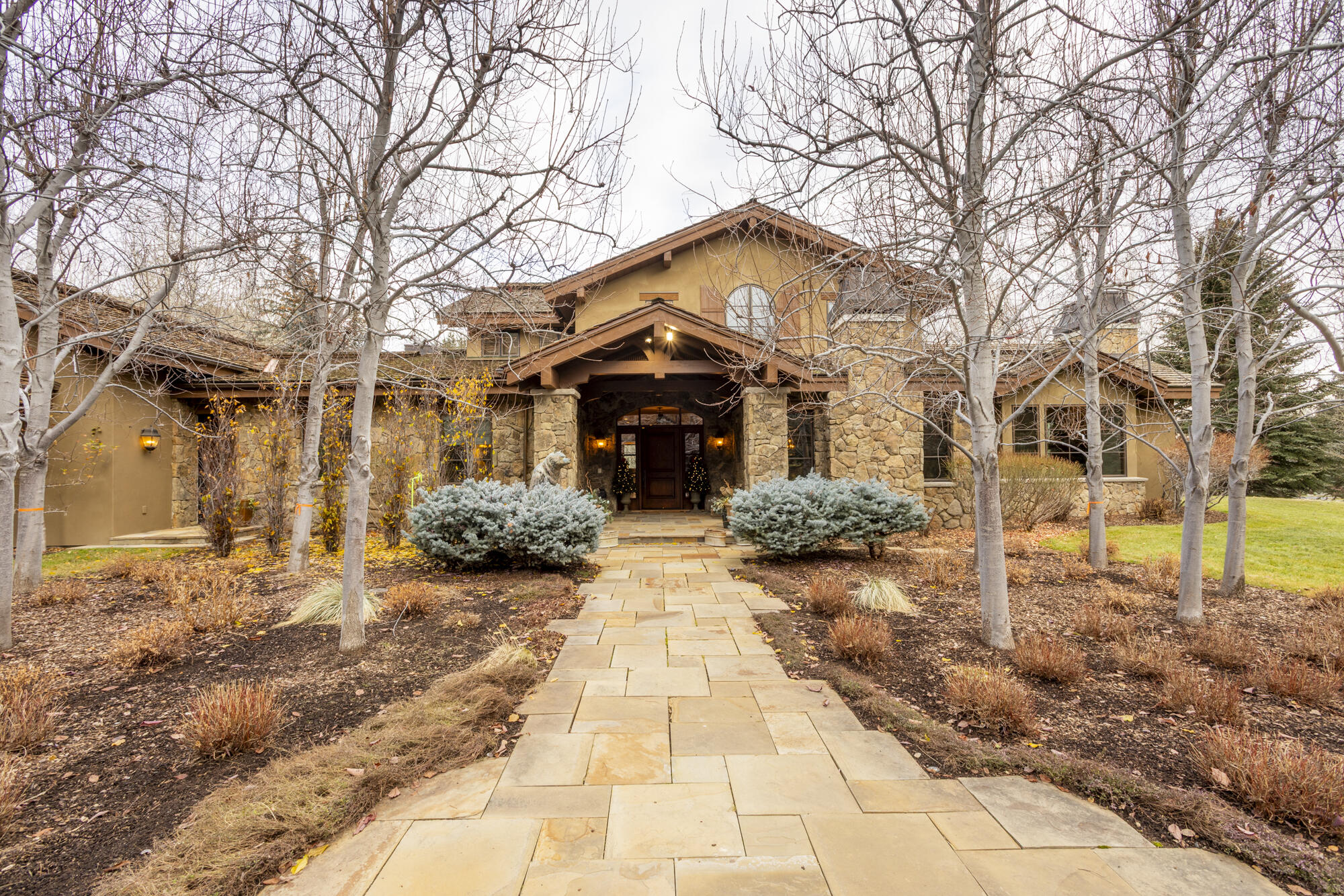 305 S Golden Eagle Dr