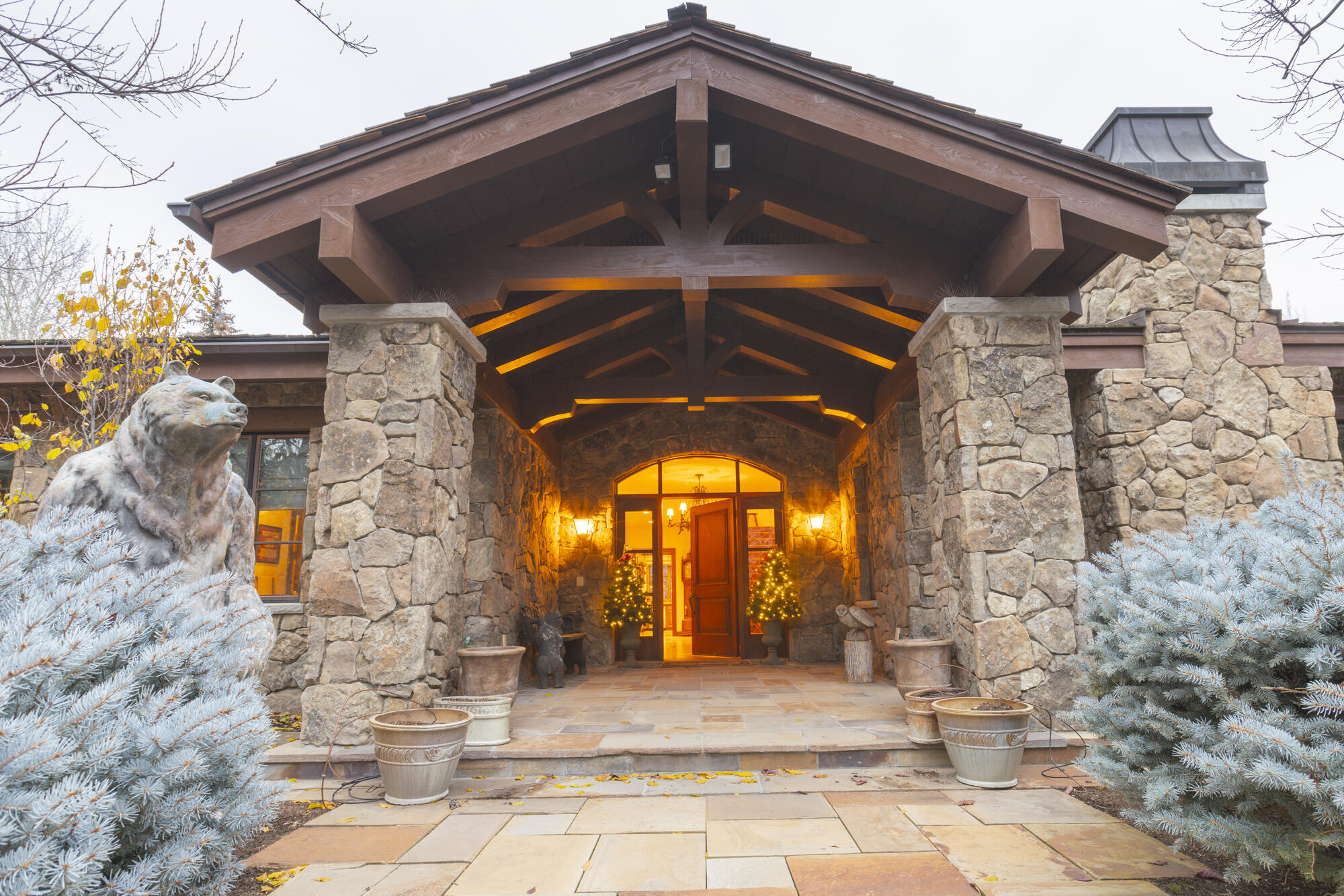 305 S Golden Eagle Dr