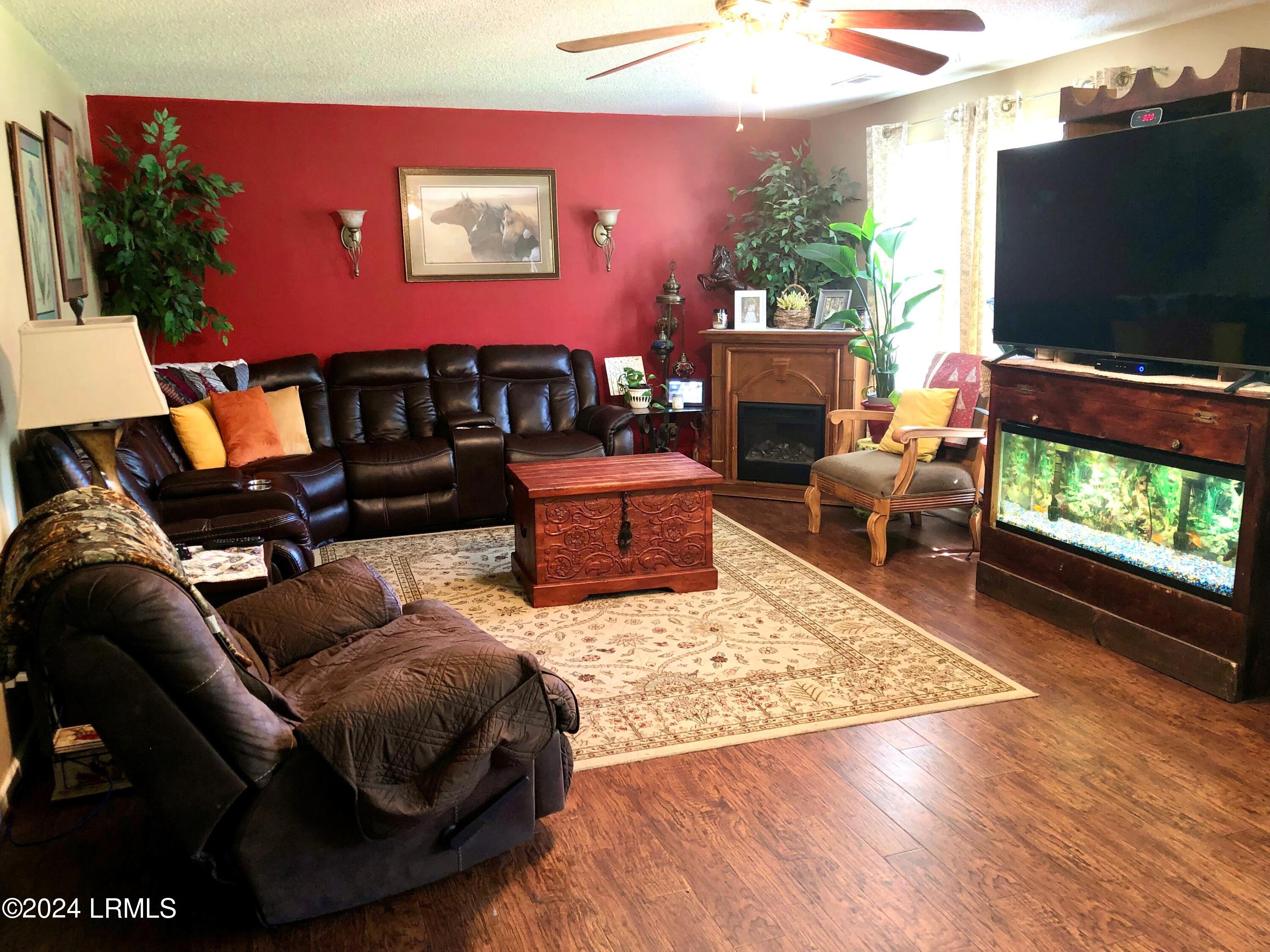 1202 Holly Street W