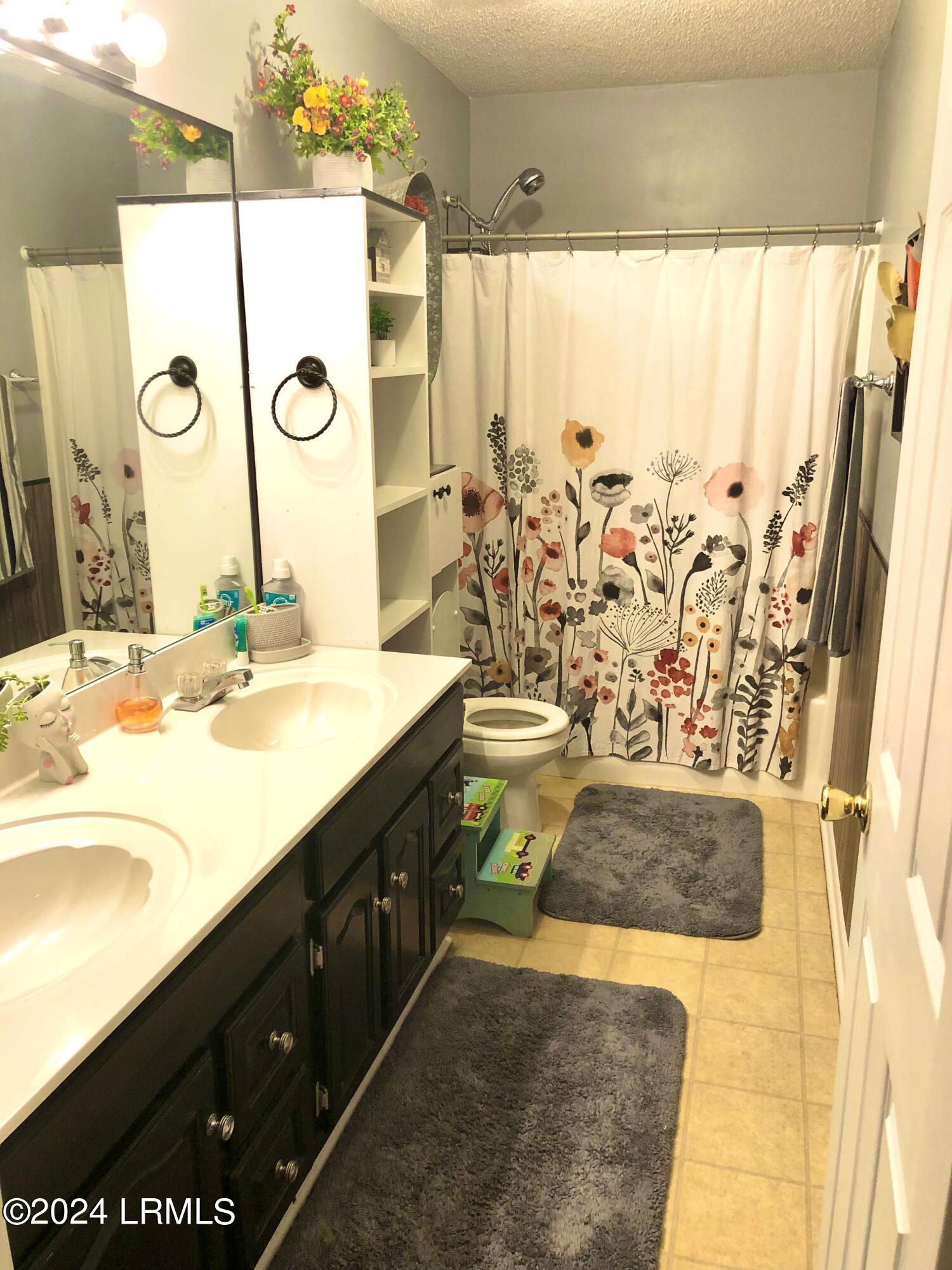 1202 Holly Street W