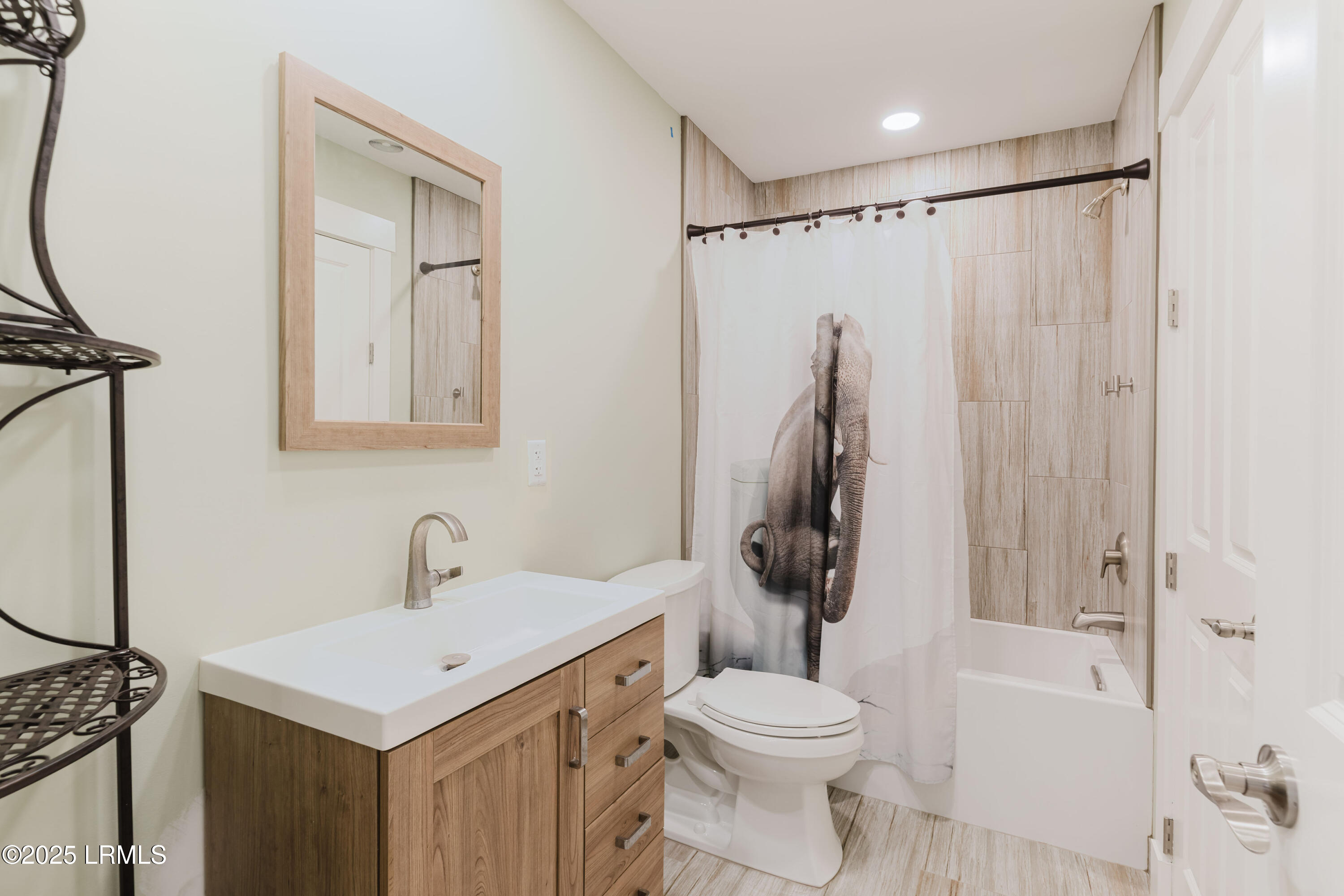 45 Queens Folly Road, 703