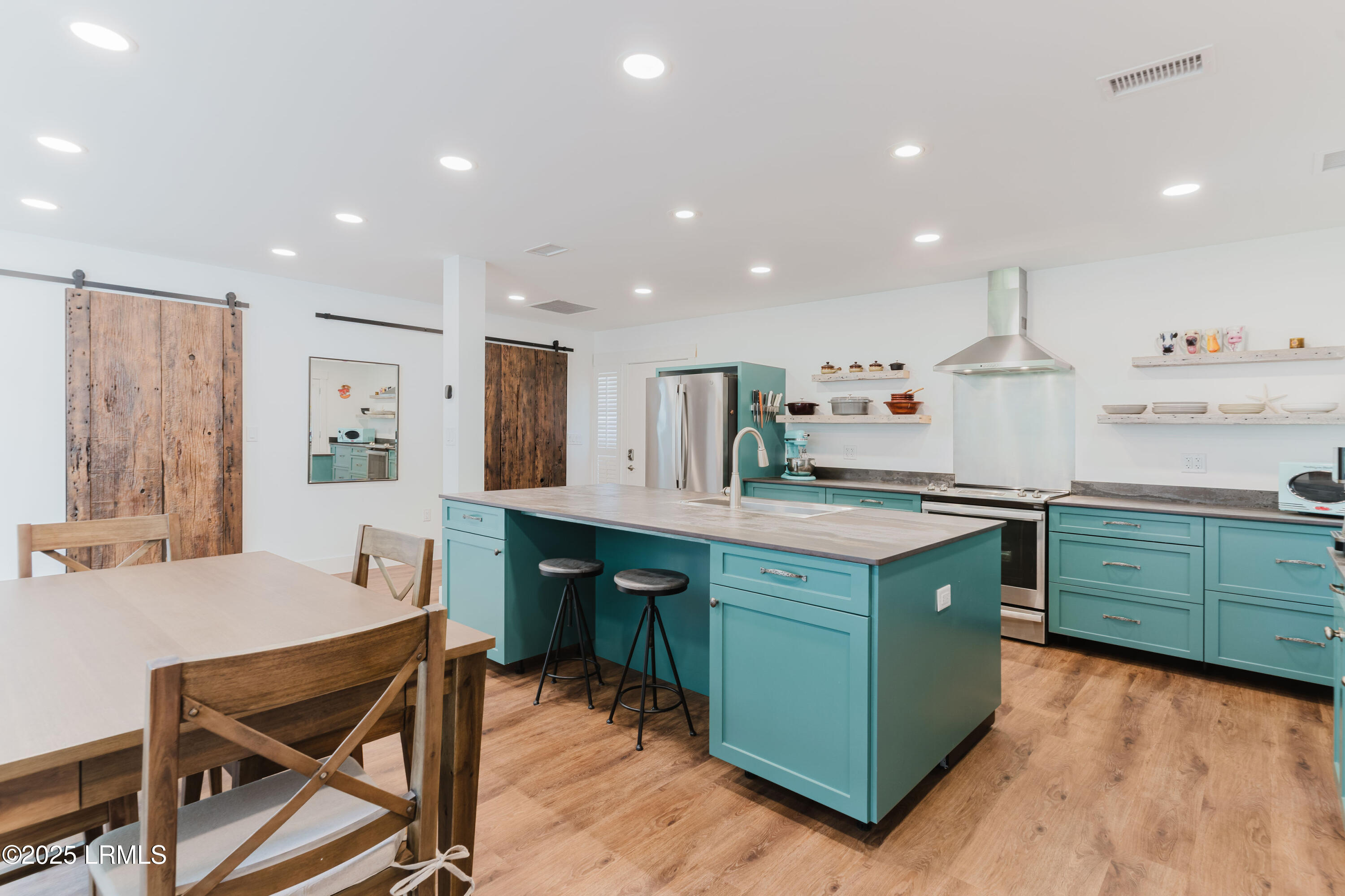 45 Queens Folly Road, 703