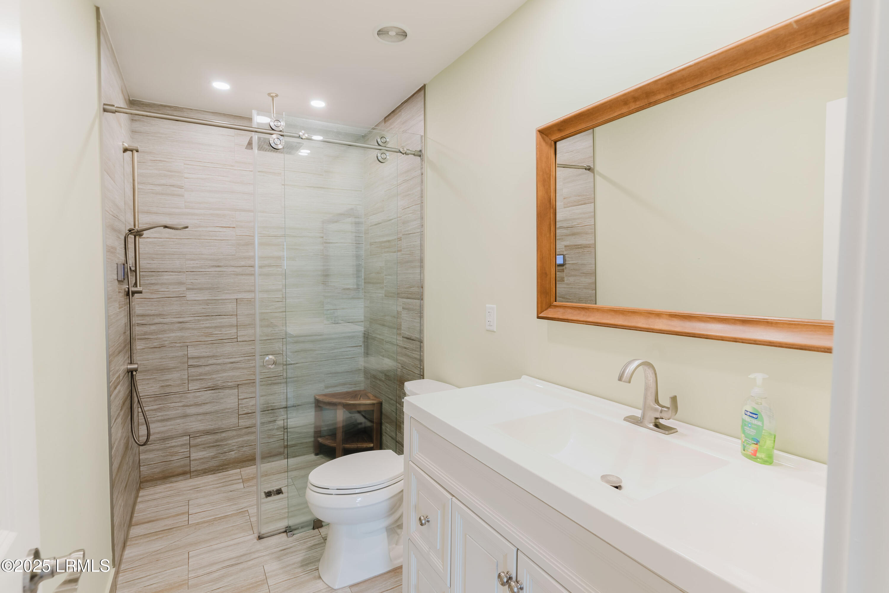 45 Queens Folly Road, 703