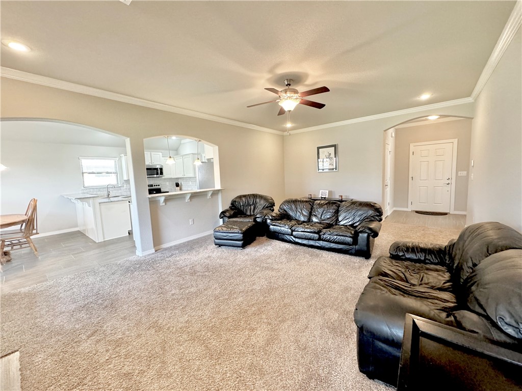 405 W Gillian Avenue