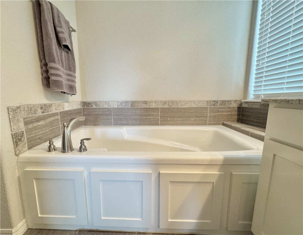 405 W Gillian Avenue