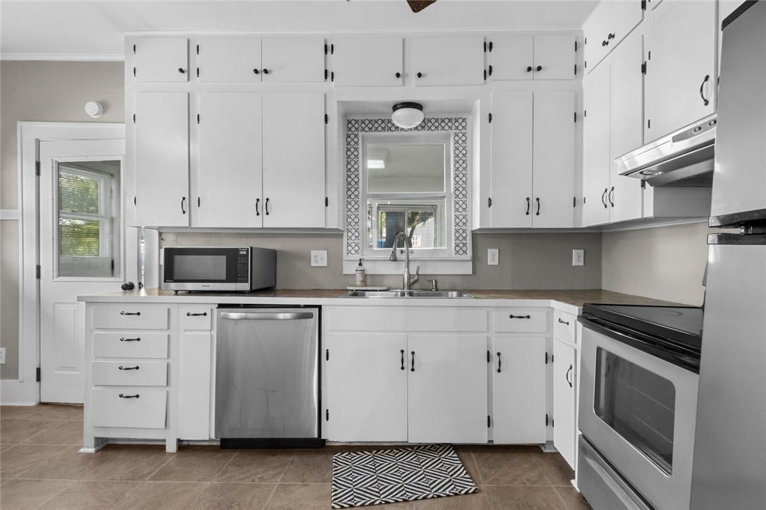 811 N Lindell Avenue