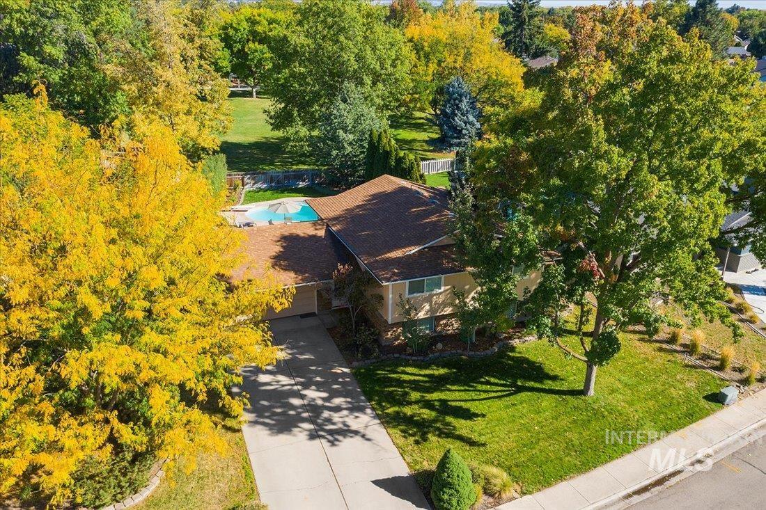 5594 N Marcliffe