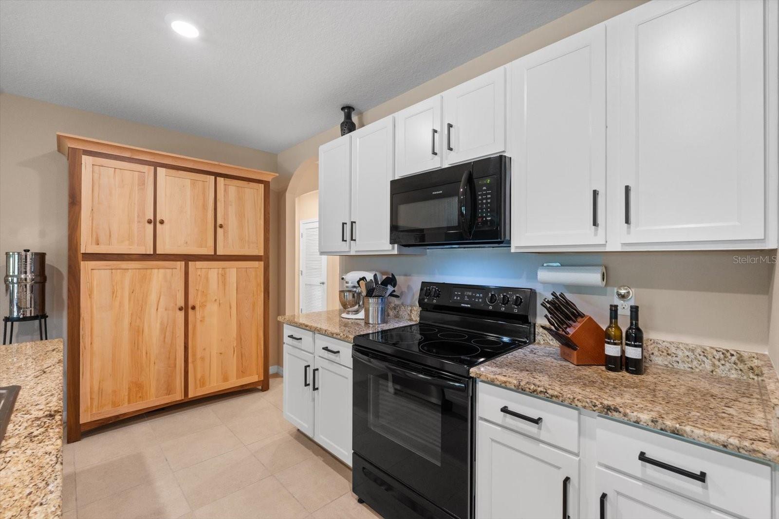 2811 GREENLEAF TER