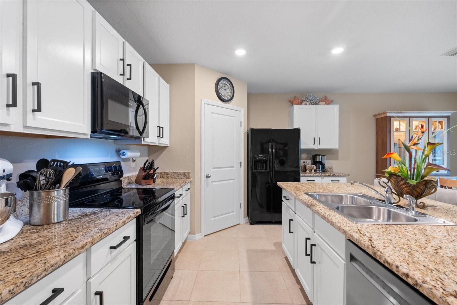 2811 GREENLEAF TER