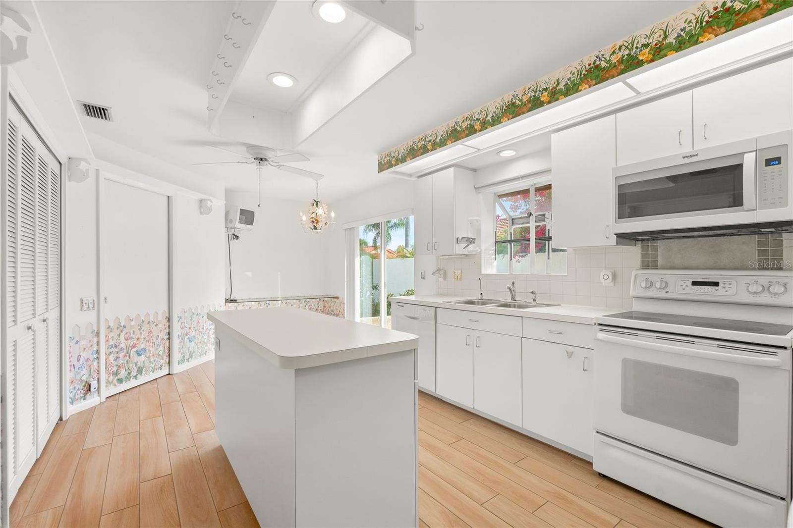4958 CLUBVIEW CT E