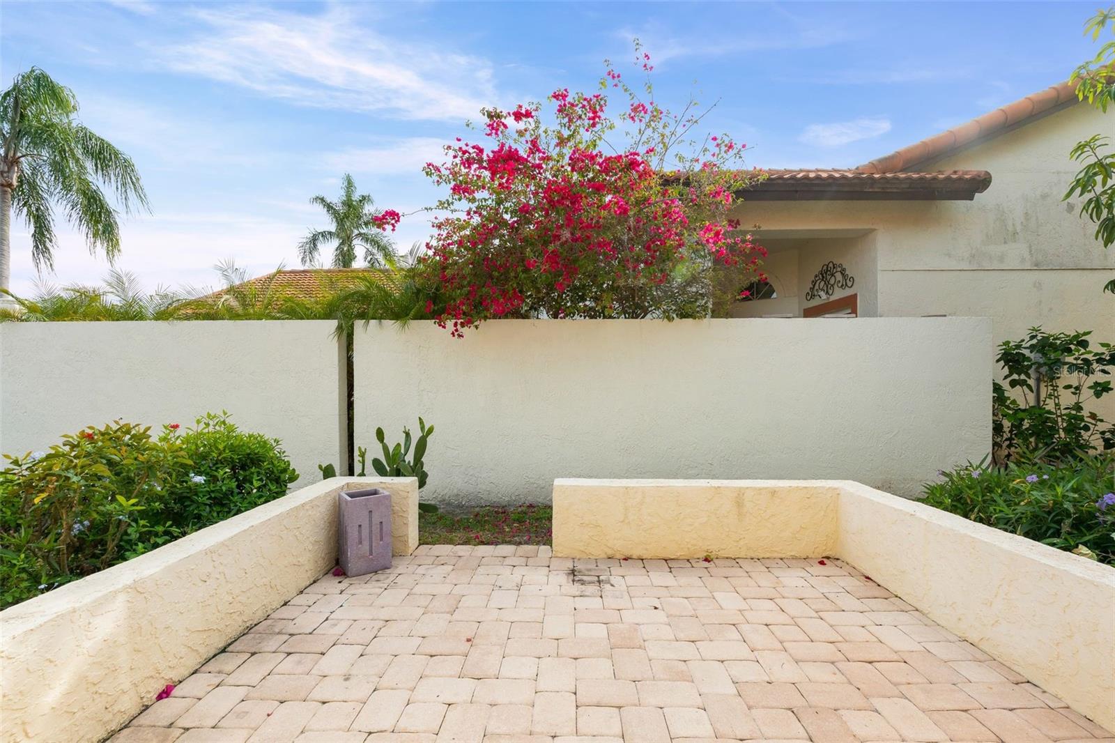 4958 CLUBVIEW CT E