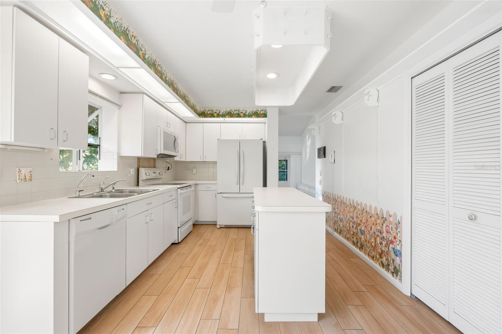 4958 CLUBVIEW CT E