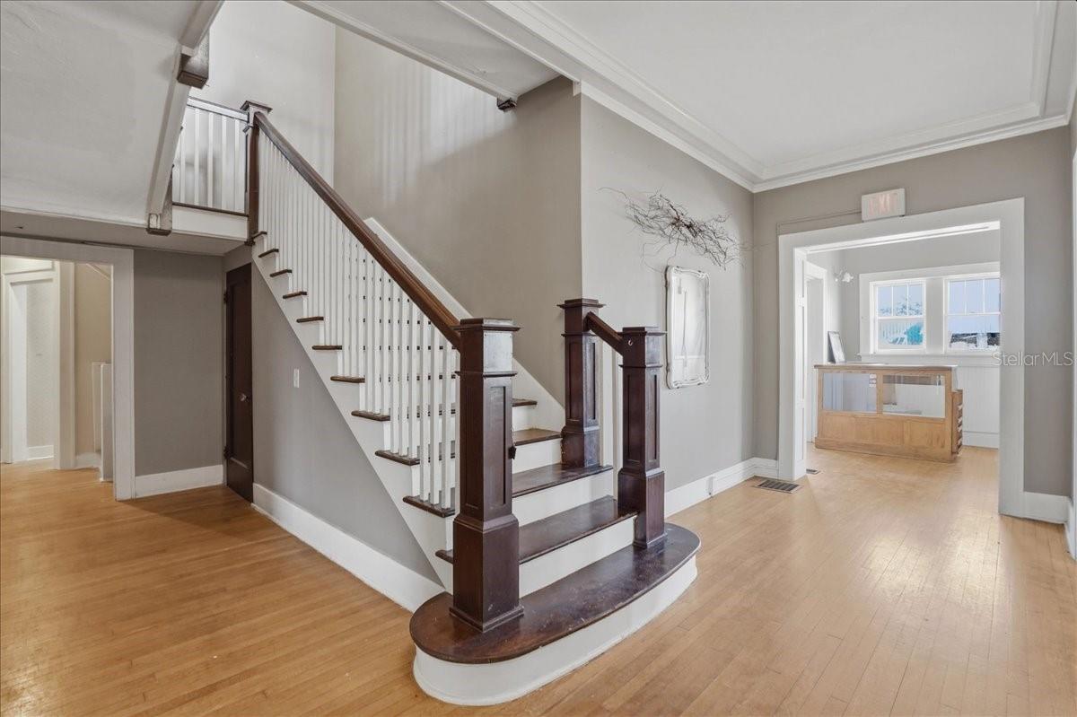337 8TH AVE W