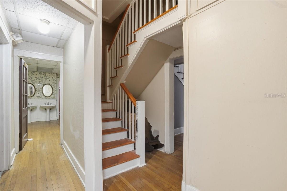 337 8TH AVE W