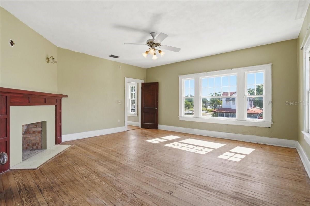 337 8TH AVE W