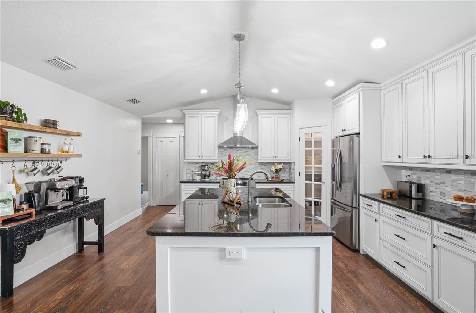 606 19TH AVE W
