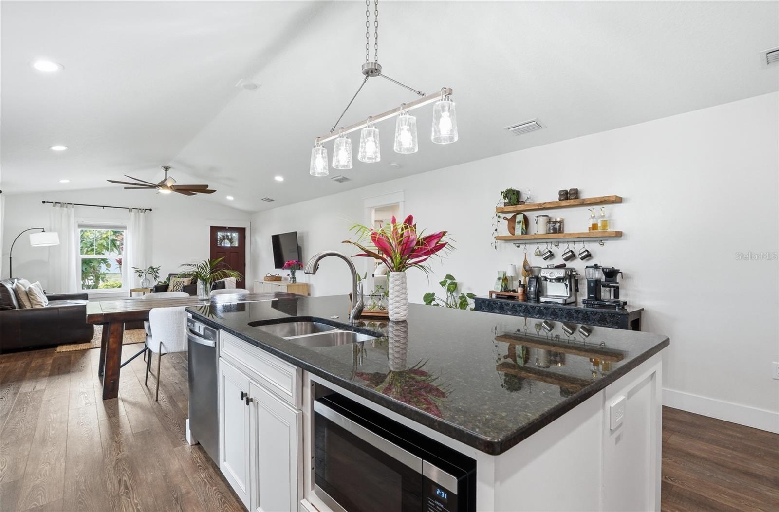 606 19TH AVE W
