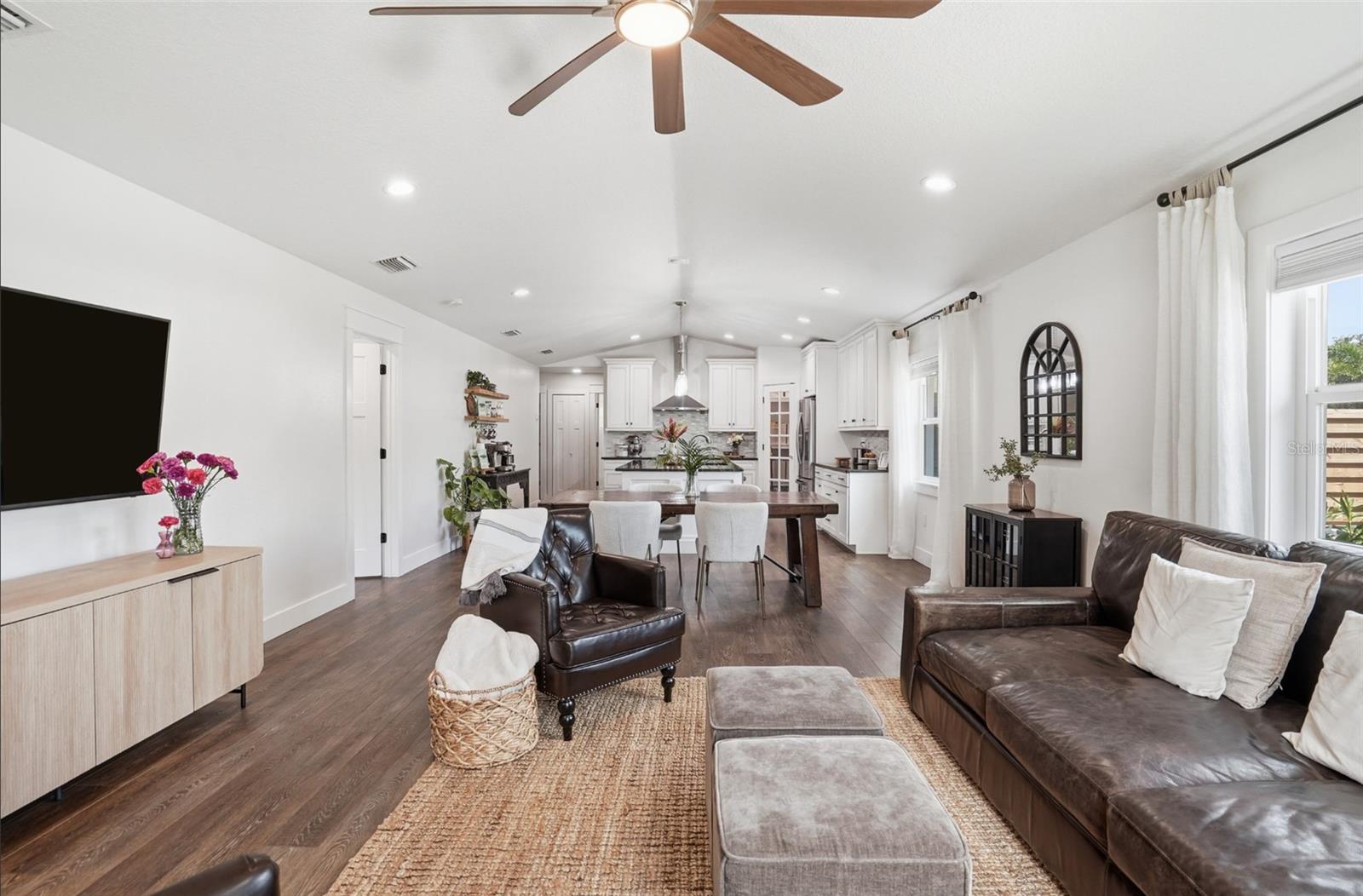 606 19TH AVE W