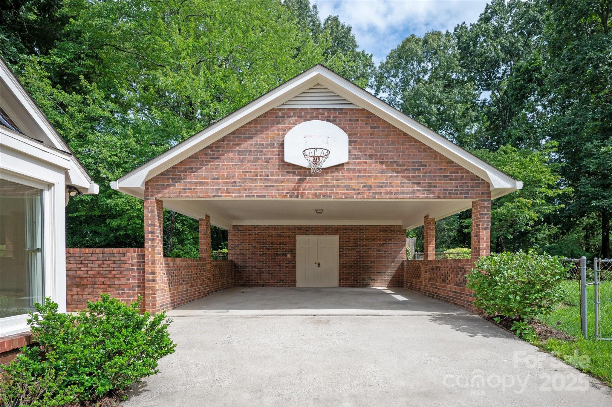 1039 Shadowbrook Lane