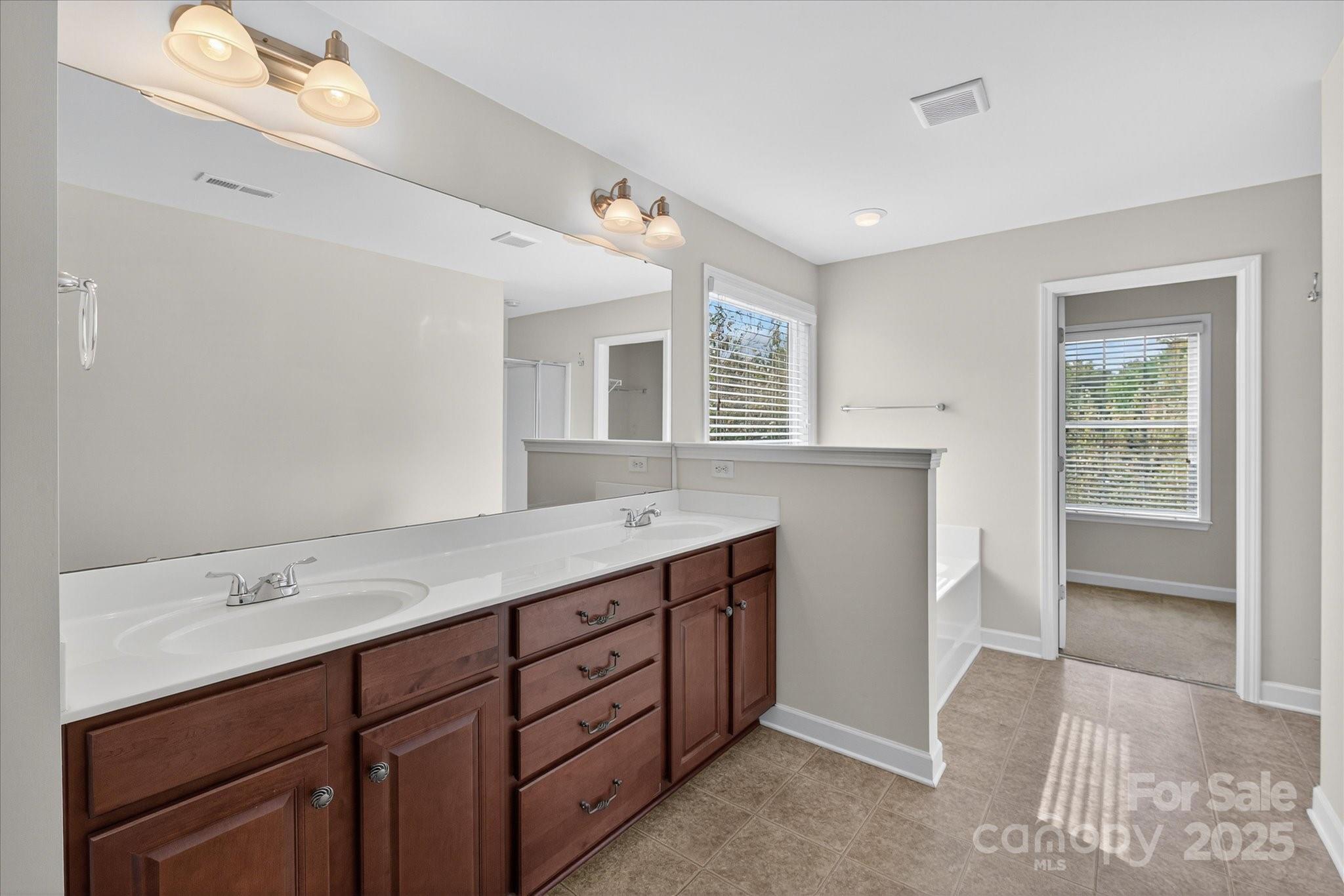 945 Vogel Way