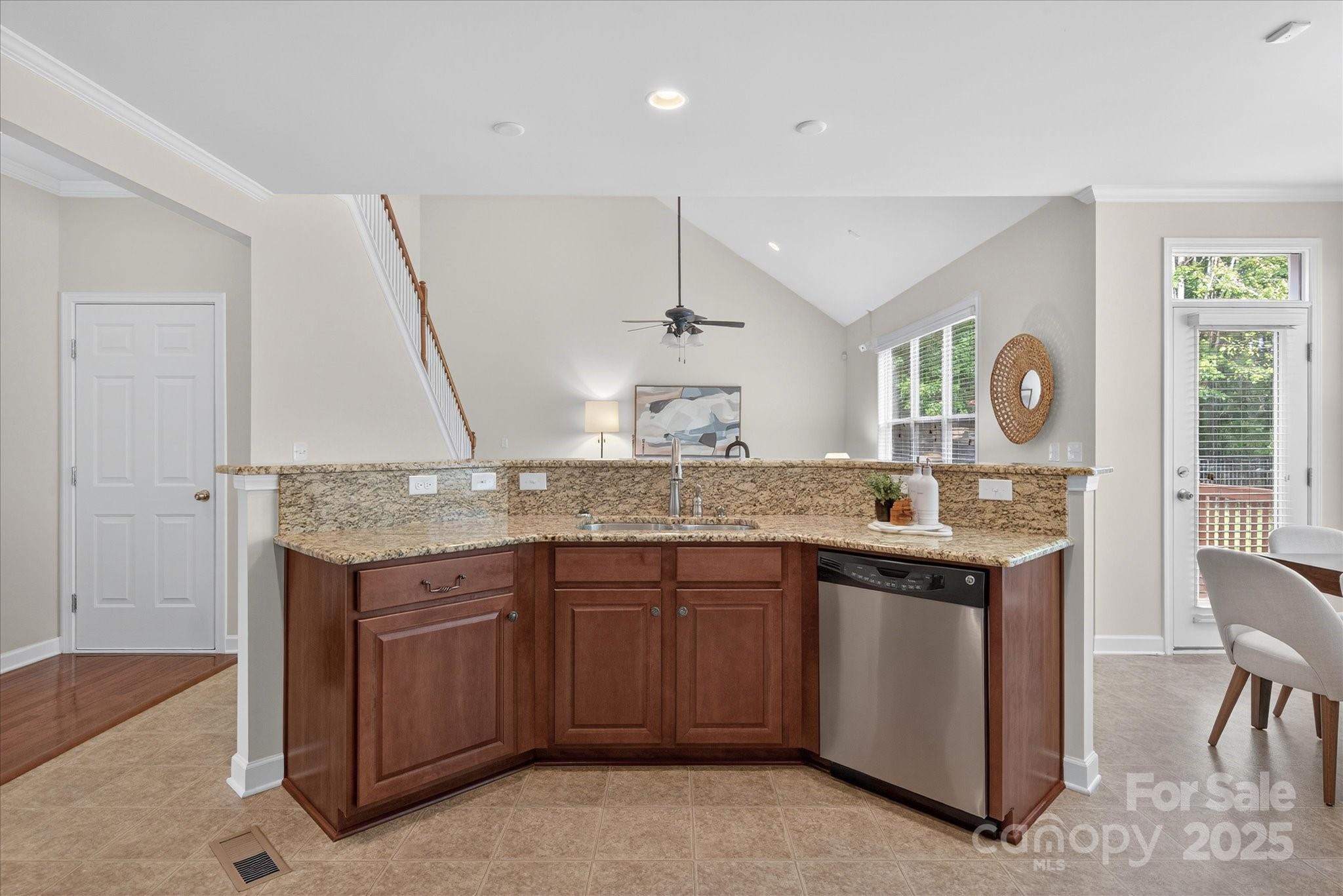 945 Vogel Way