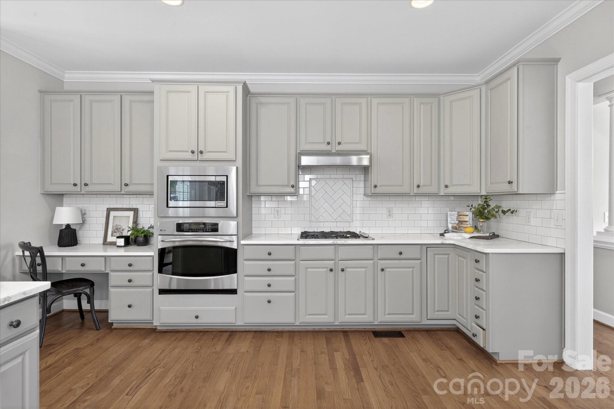 8700 Edgewater Court