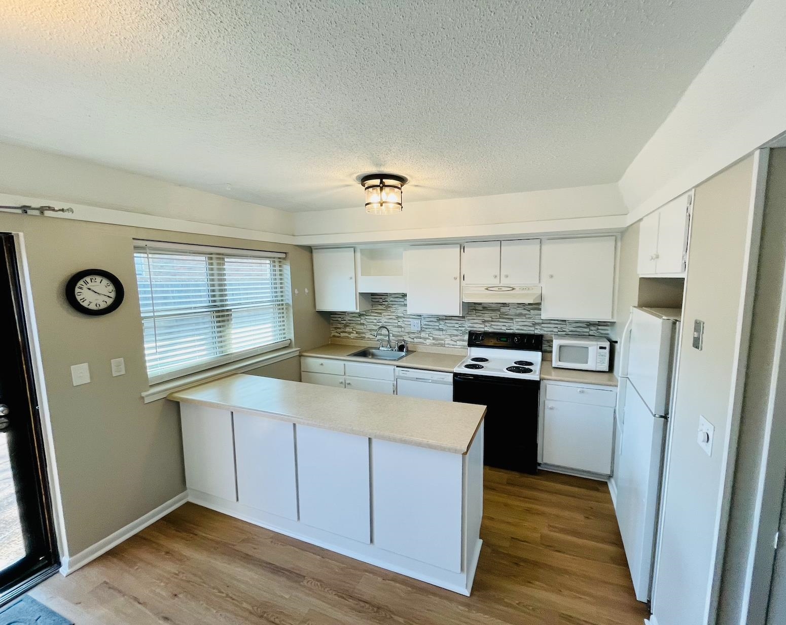 6605 POPLAR AVE Unit: 6605