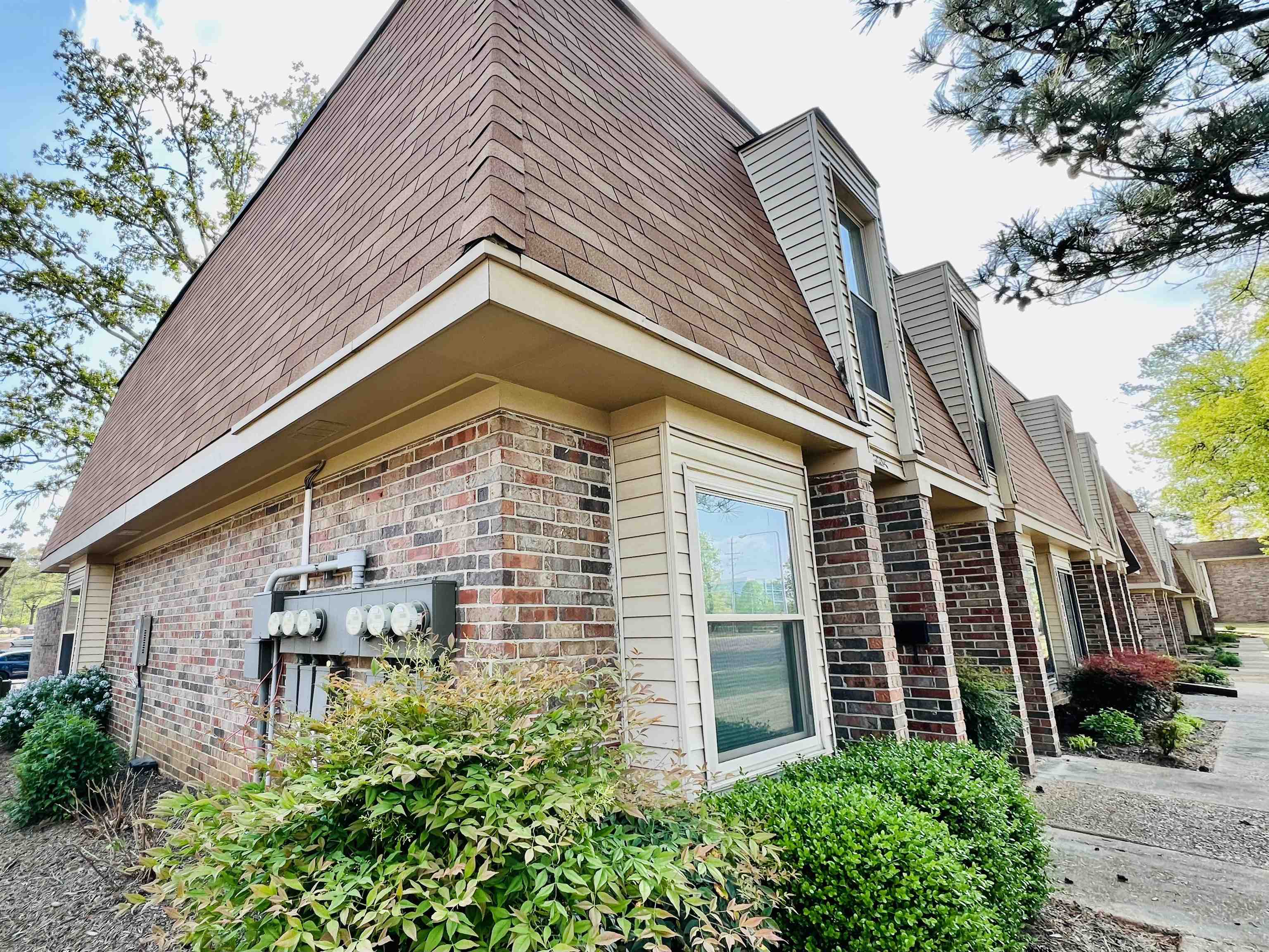 6605 POPLAR AVE Unit: 6605