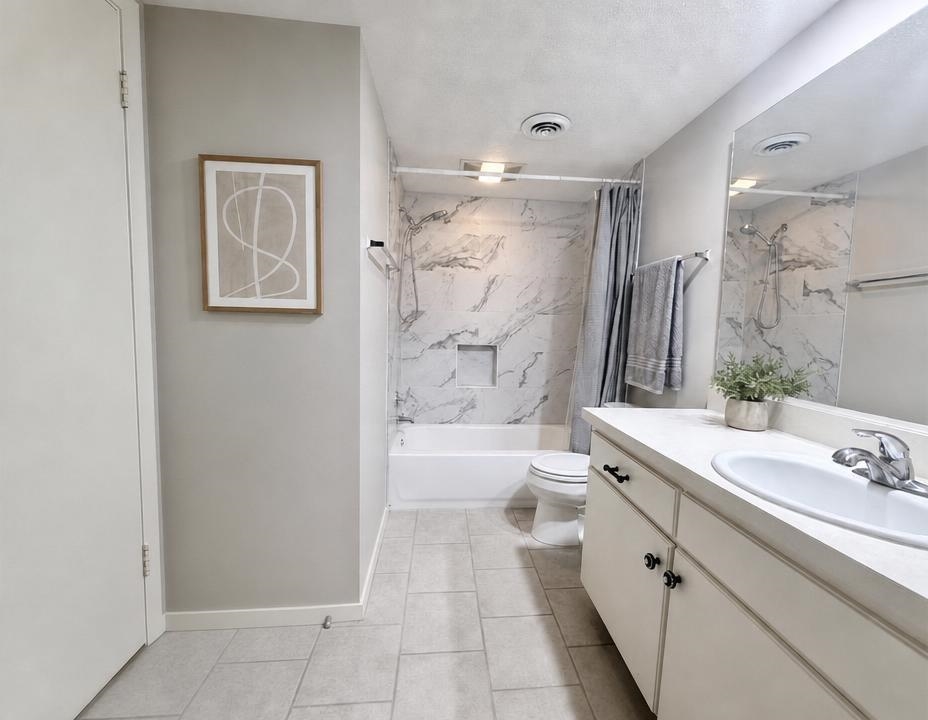 1860 W POPLAR WOODS CIR W Unit: 3