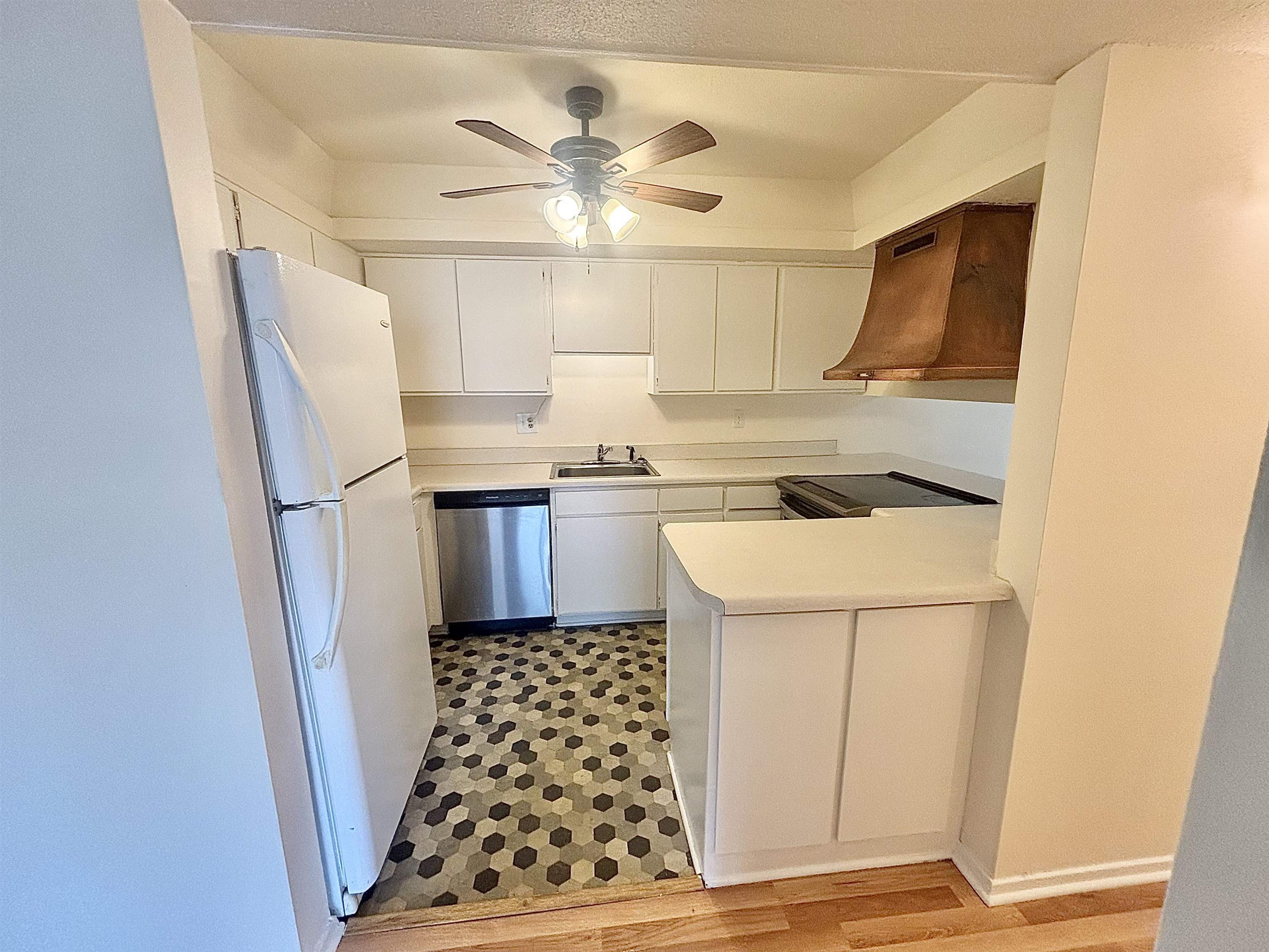 6588 S POPLAR WOODS CIR Unit: 1